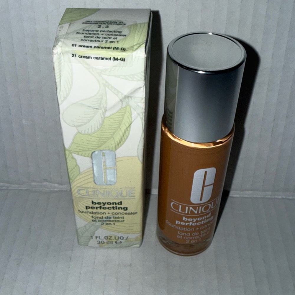 Clinique Beyond Perfecting Foundation + Concealer 21 Cream Caramel NEW